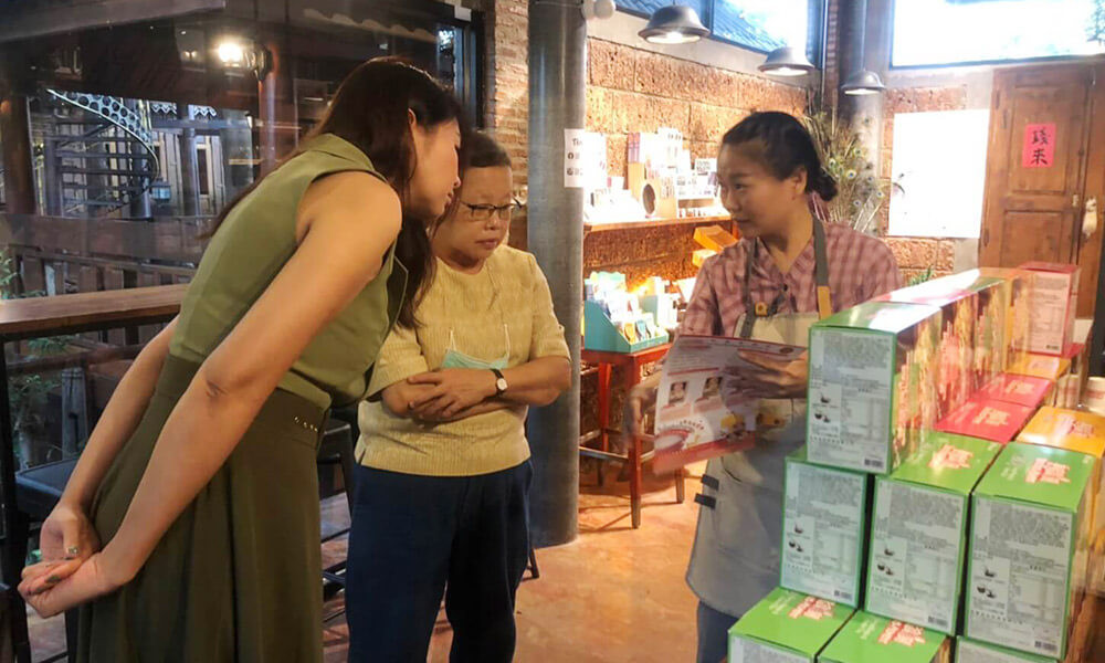 Tasting event at Thai Wan venue, the store manager introduced the products to the Thai people