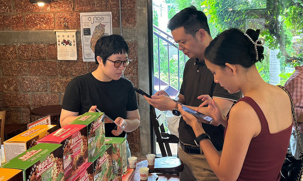 Tasting event at Thai Wan venue, the staff invited people to taste the products and assisted in completing the online questionnaire.